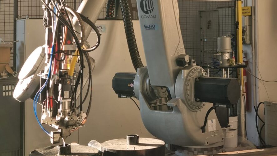Foto 1 Robot Antropomorfo per l’applicazione di guarnizioni